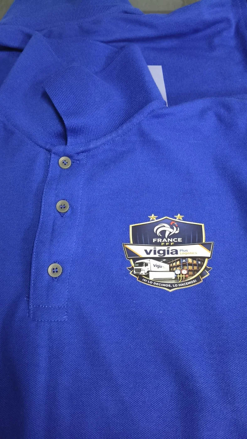 Camiseta corporativa bordada con logo, parte de la dotación empresarial de S&E SAS