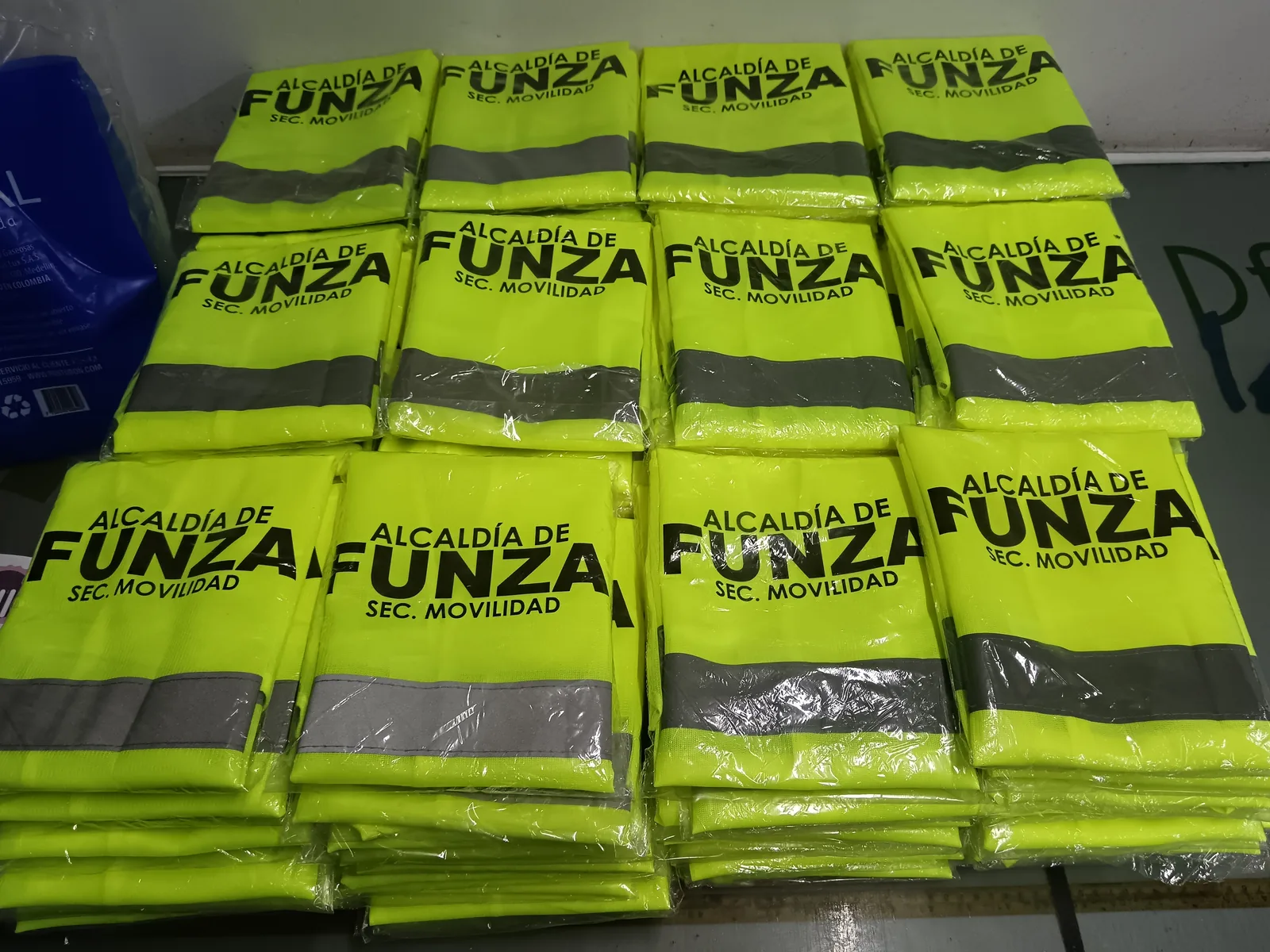 Dotación de chalecos reflectivos personalizados lista para entrega a entidad pública en Cundinamarca