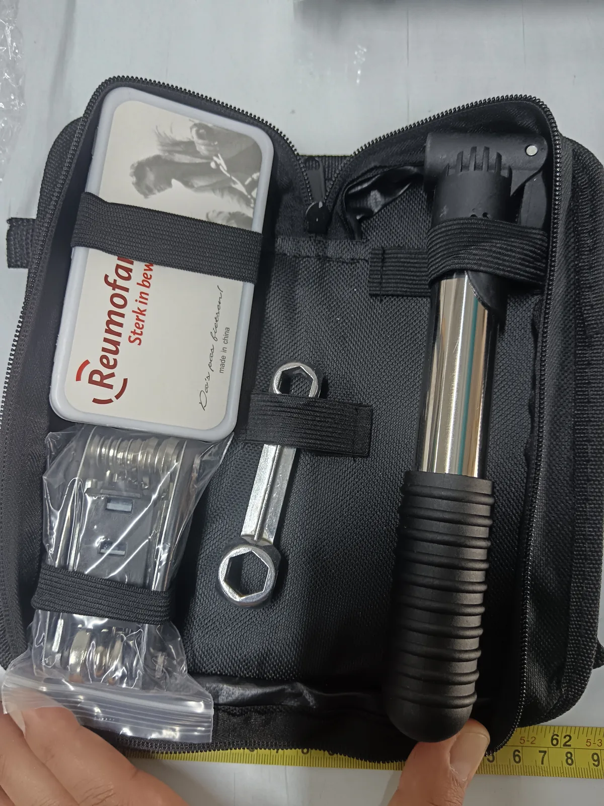Kit de herramientas en estuche marcado con logo institucional, entregado como material promocional