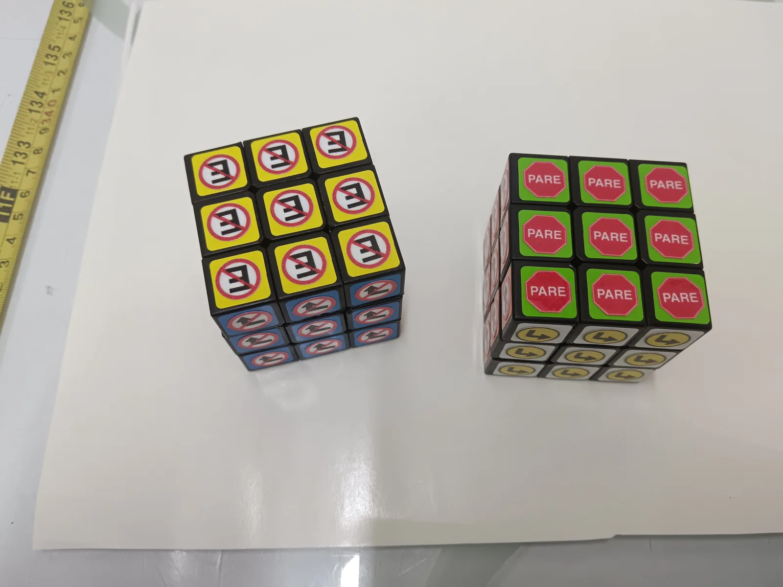 Material didáctico con cubos de señales de tránsito para campañas pedagógicas de movilidad