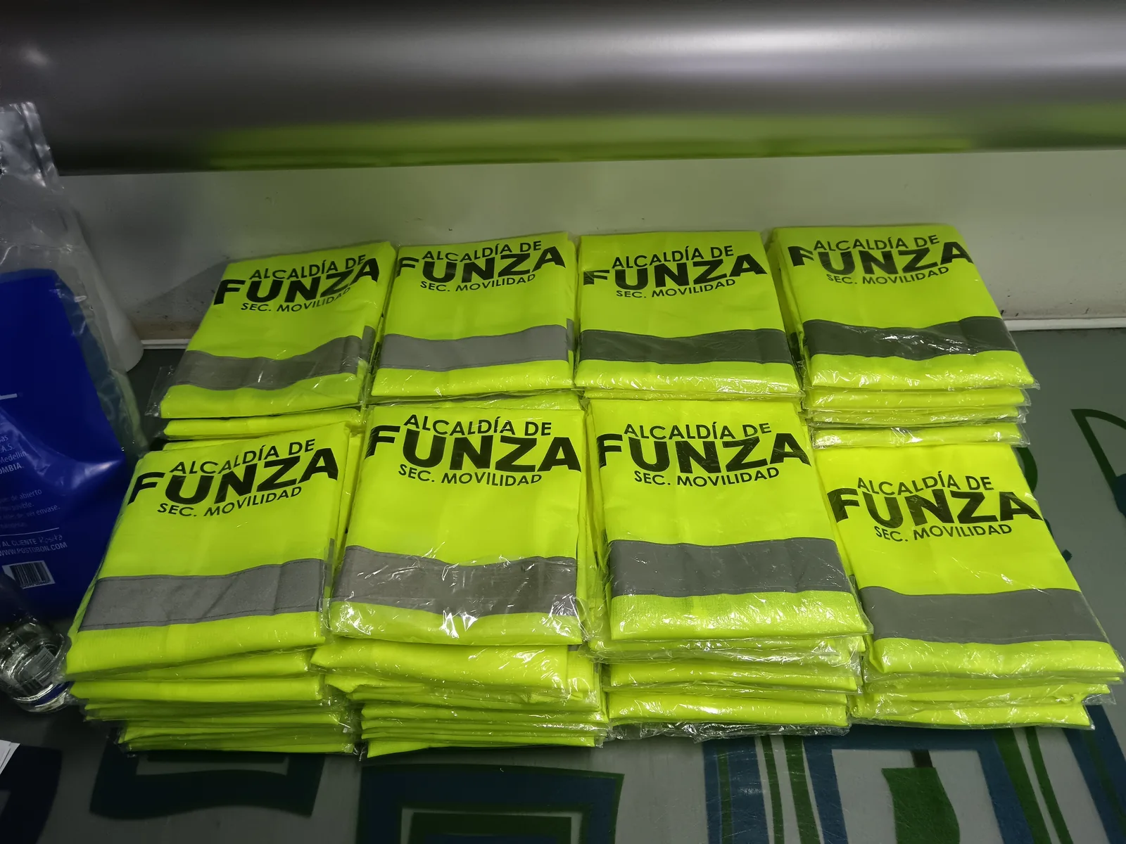 Chalecos reflectivos con logo institucional marcado, producidos por S&E SAS para la Alcaldía de Funza
