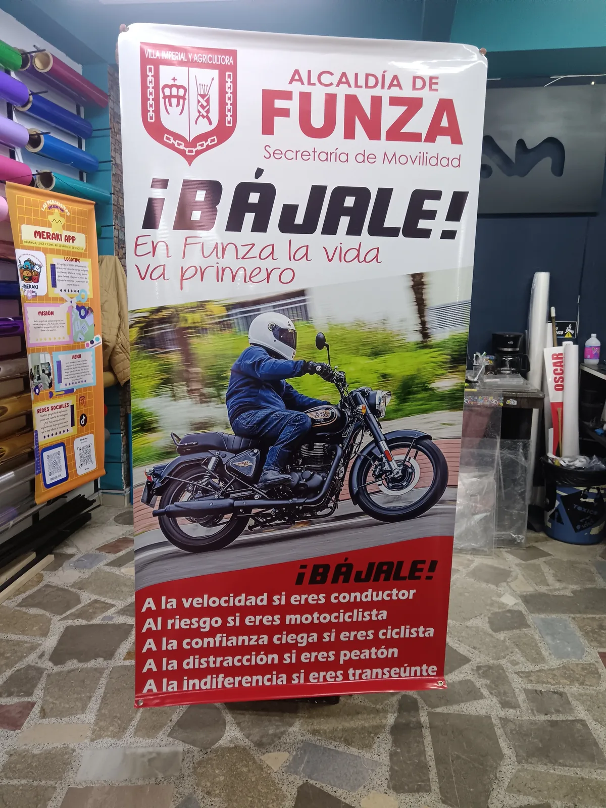 Pendón roll up de la campaña ¡Bájale! de seguridad vial impreso en gran formato