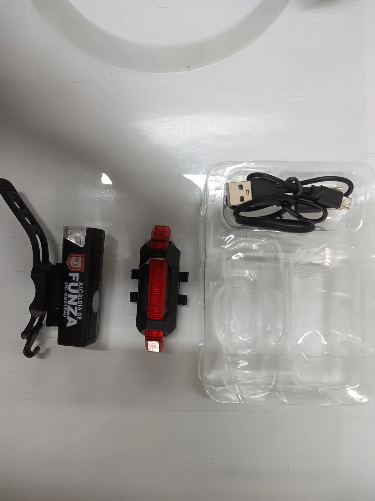 Set de luces de bicicleta con marcación del logo institucional para campaña de seguridad vial
