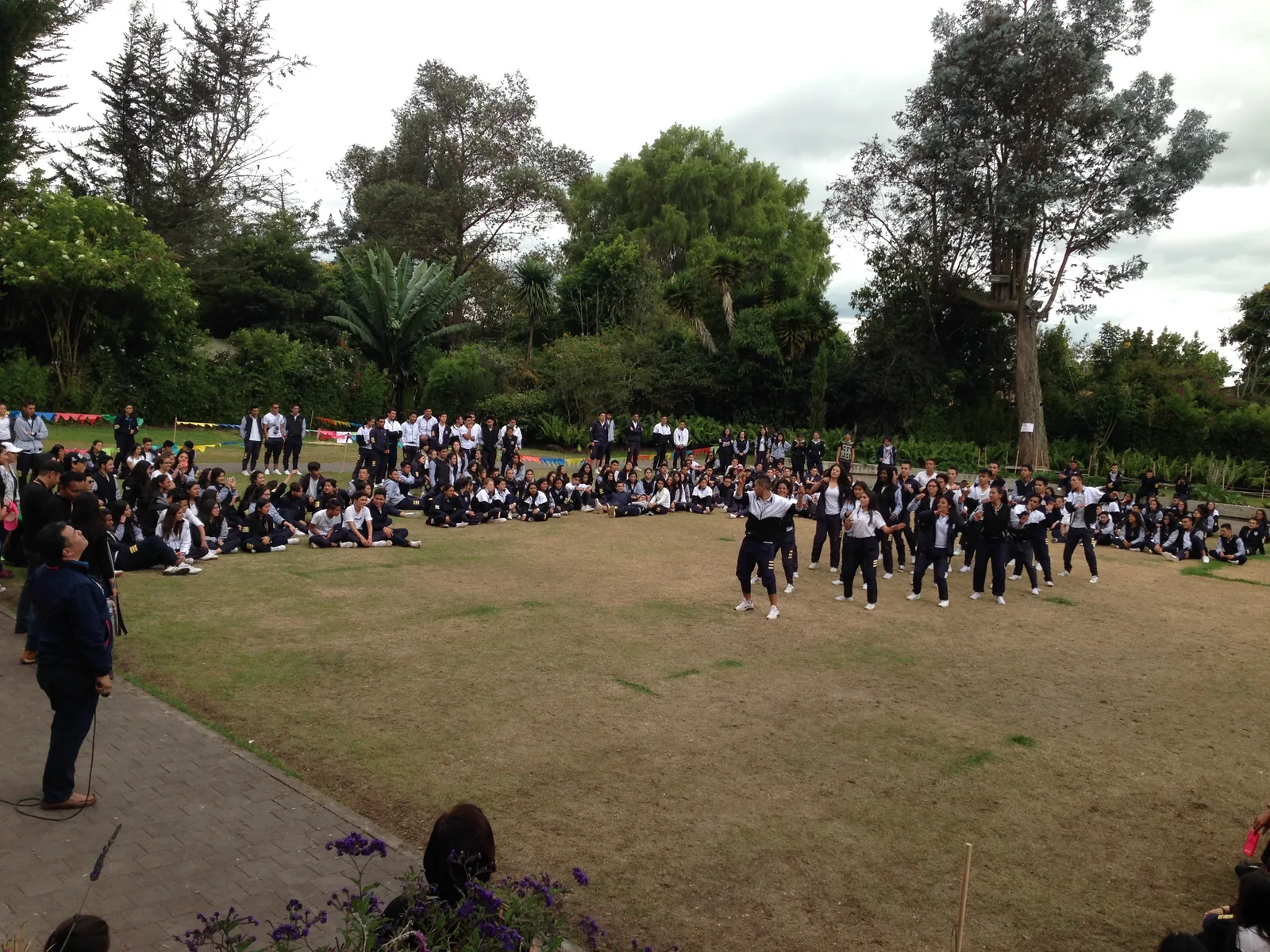 Presentación de baile ante estudiantes de colegio durante una jornada cultural al aire libre