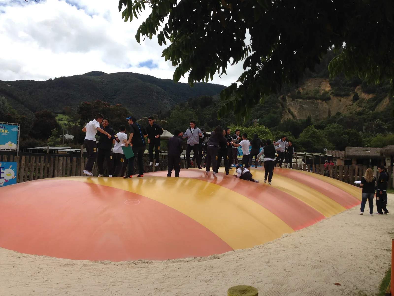 Estudiantes en actividades recreativas al aire libre durante una salida escolar