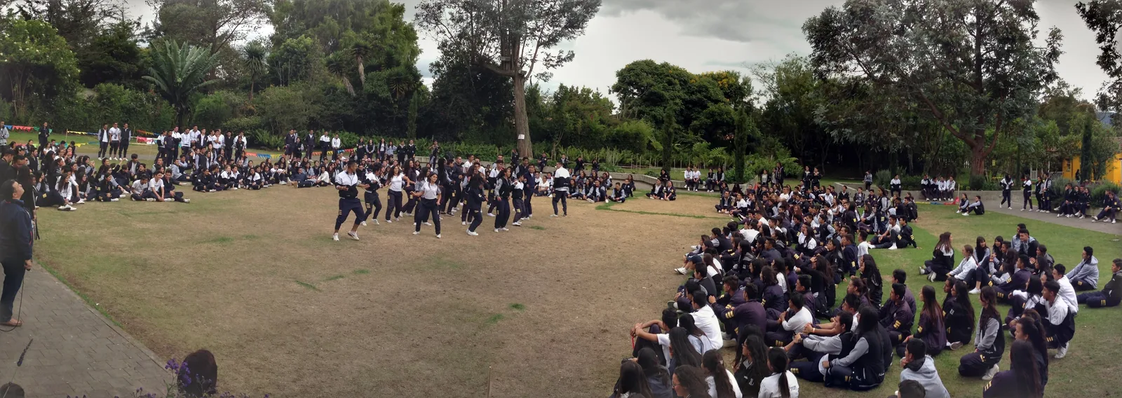 Vista panorámica de una jornada recreativa escolar al aire libre con presentación de baile