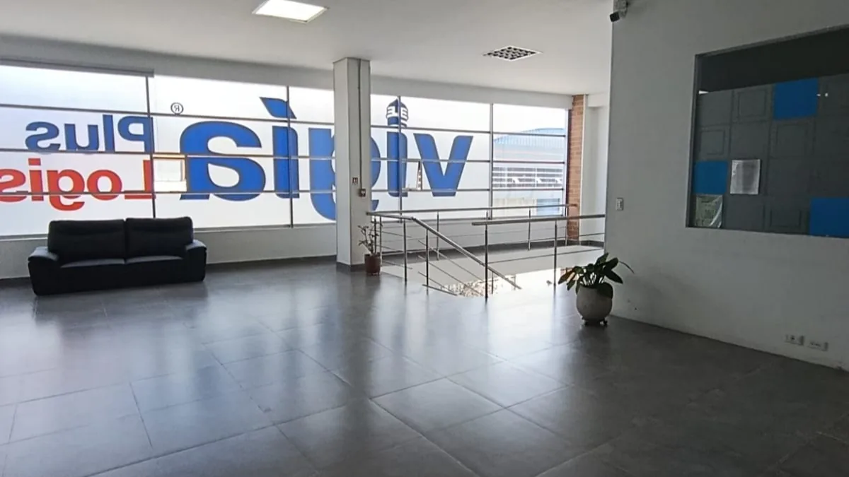 Fachada de oficinas decorada con vinilo impreso del logo corporativo en ventanal