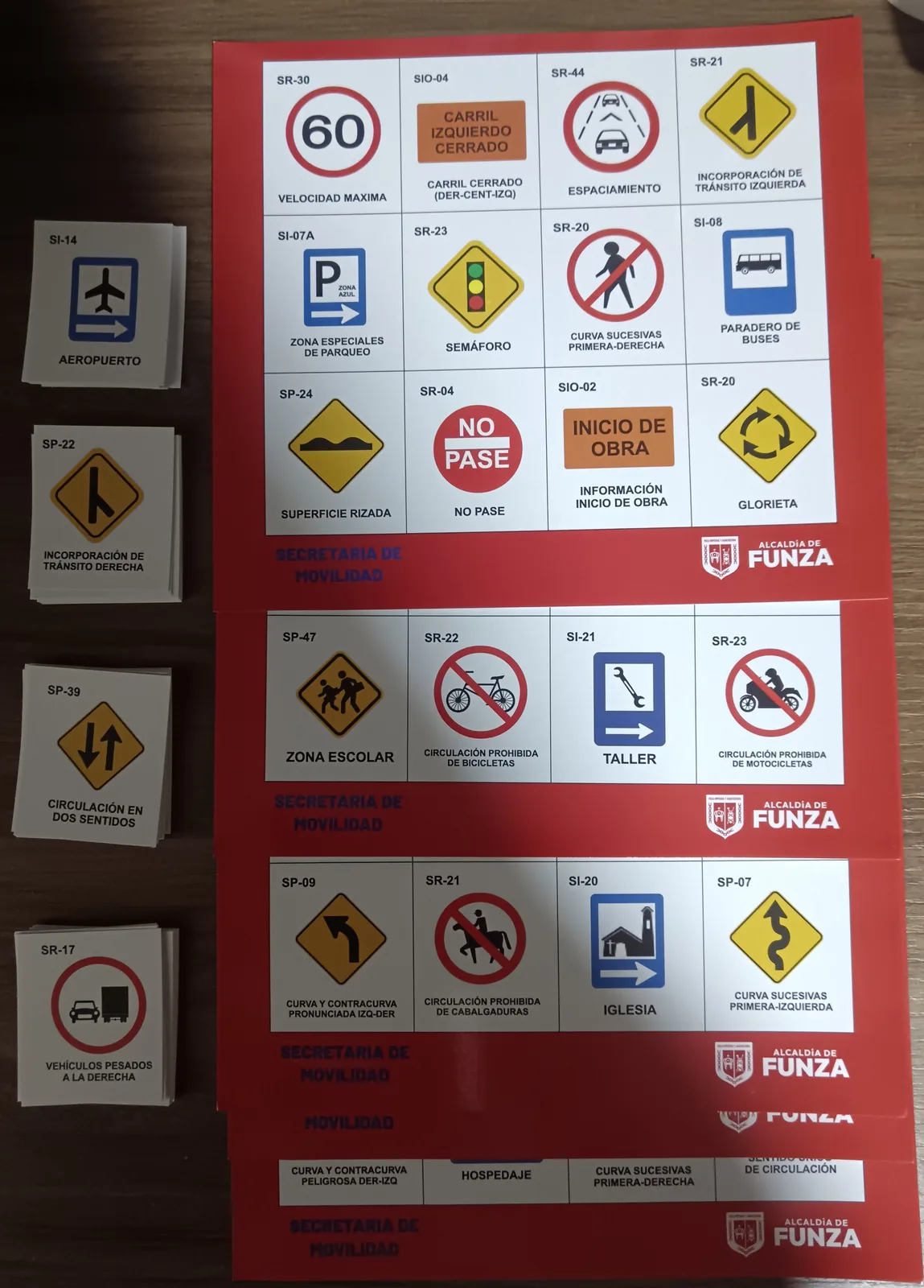 Fichas impresas de señales de tránsito para campañas pedagógicas de movilidad